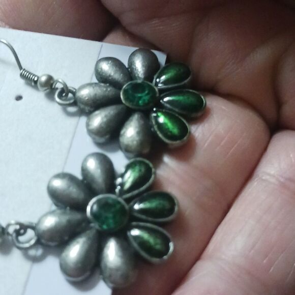 Silver toned fishhook earrings floral design with emerald green stones - Picture 4 of 8